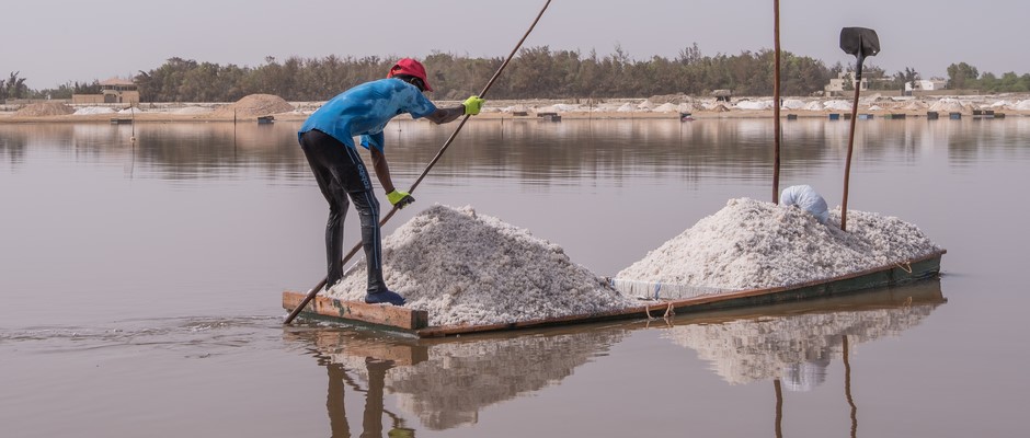 Taxi au Sénégal et à Dakar : Avec le taxi de Sérigne, nous allons au lac Rose. 