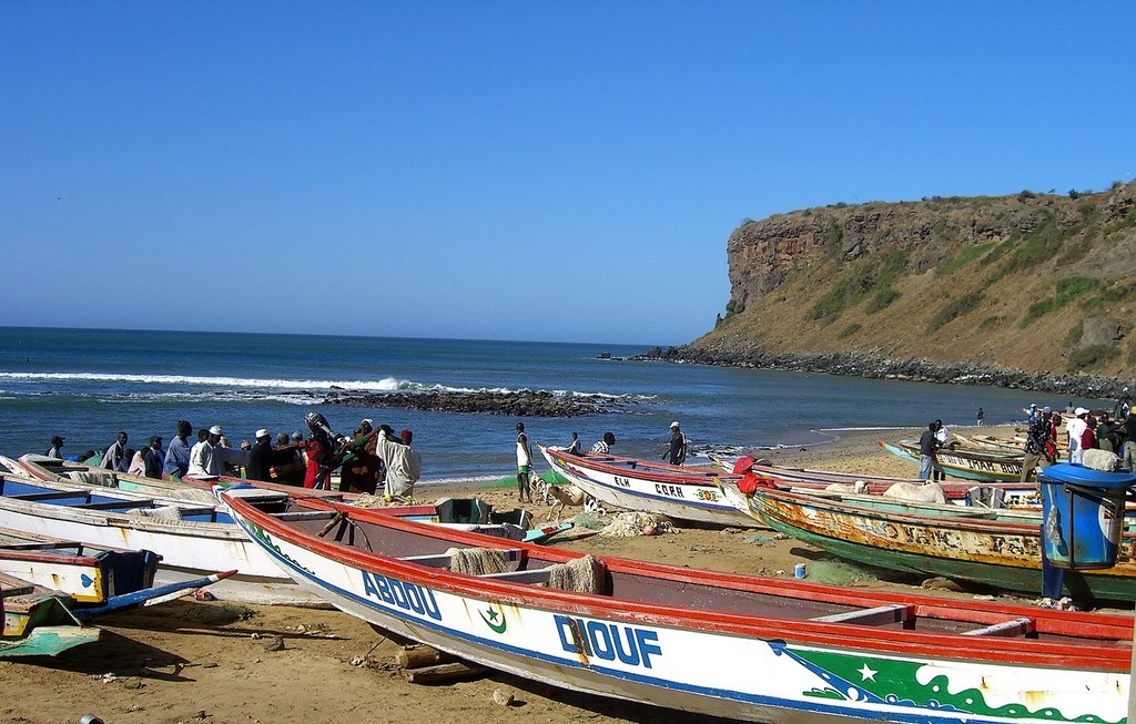 Barques le long de la plage à Dakar