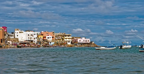 1 petit port de pêche  vers Dakar